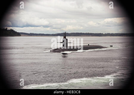 PUGET SOUND, dans l'État (11 avril 2016) - La classe Ohio-balistique sous-marin USS Alabama (SNLE) 737 transits le canal Hood que le bateau retourne à base navale Kitsap-Bangor à la suite de la première du bateau de patrouille de dissuasion stratégique depuis 2011. Le bateau a terminé récemment un 40 mois Révision de ravitaillement d'ingénierie, ce qui prolongera la vie du sous-marin pour un autre 20 ans. Spécialiste de la communication de masse 2e classe Amanda R. Gray Banque D'Images