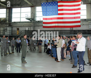 Centre, le Colonel David Cox, 100e Escadre de ravitaillement en vol, vice-commandant parle à des membres des médias et la queue spotter communauté pendant une journée des médias manifestation le 26 juillet 2013, dans le Hangar 539 sur RAF Mildenhall, Angleterre. Au cours de l'événement, Cox et plusieurs 352e groupe d'opérations spéciales d'aviateurs a donné des interviews à propos de l'expansion de l'unité et de nouveaux avions. Les médias et la queue spotters ont pu visiter de MC-130J Commando II et CV-22 Osprey aircraft statiques. Gina Randall Banque D'Images