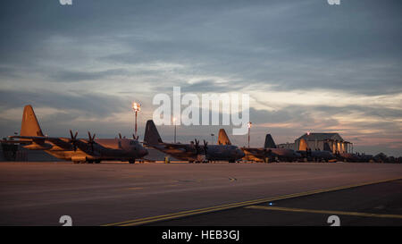 Le soleil se couche sur une flotte de MC-130J'Commando II sur RAF Mildenhall, le 3 novembre 2016. Les opérations spéciales multi-rôle, aéronefs affectés au 67e Escadron d'opérations spéciales clandestines, les mouches des missions de ravitaillement en vol pour des opérations spéciales d'hélicoptères et aéronefs à rotors basculants et d'infiltration, l'exfiltration et de réapprovisionnement des forces spéciales par airdrop ou intrusion airland politiquement sensibles ou les territoires hostiles 1Lt Chris Sullivan) Banque D'Images