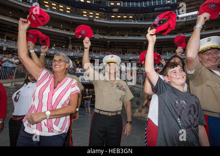 Commandant de la Marine Corps le général Robert B. Neller agite sa hat durant un match de baseball au Championnat National Park, Washington, D.C., le 20 juillet 2016. Les Nationals de Washington ont accueilli des centaines de Marines dans le cadre de leur assemblée annuelle Marine Corps 24. Samantha K. Draughon) Parution/ Banque D'Images