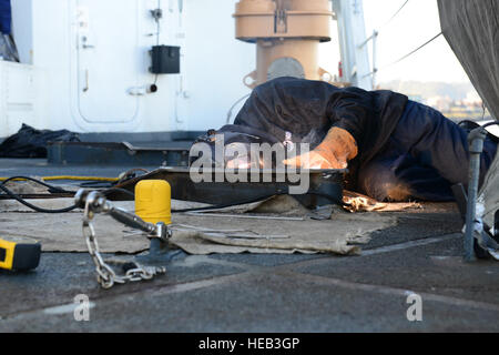 Maître de 2e classe Johnathan Mijares, un dommage controlman affecté à l'installation de production industrielle de base à Alameda, Californie, les soudures d'un support pour le pont de la Garde côtière canadienne Henry Blake, un 175 pieds Baliseur côtier, à l'attache de la Station Navale Everett, Washington, le 29 septembre, 2015. Une modification de l'support était nécessaire pour accueillir une nouvelle classe de petite embarcation à bord de la faucheuse. (U.S. Garde côtière canadienne, le Maître de 3e classe Katelyn 12818) Banque D'Images