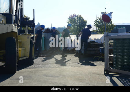 Les membres du service pont à bord-côte de la Garde côtière canadienne Henry Blake, un 175 pieds Baliseur côtier, mettre à l'écart de la chaîne à la bouée cutter's homeport de Station Navale Everett, Washington, le 29 septembre, 2015. Des équipes d'aides à la navigation bouée inspecter régulièrement la chaîne de l'usure et la détérioration et la remplacer si nécessaire. (U.S. Garde côtière canadienne, le Maître de 3e classe Katelyn 12818) Banque D'Images