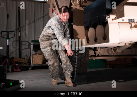 Ridgefield, Wash., résident de la CPS. Kristie Bell, un réparateur de matériel de construction avec l'entreprise E, 1er Bataillon, 140e Régiment d'aviation, 40e Brigade d'aviation de combat, effectue la maintenance préventive sur un véhicule tactique de mobilité dans son atelier de maintenance au camp Buehring, le Koweït, le 18 mars. La société e section de l'entretien est responsable de la réparation des véhicules et des équipements à travers Longknife Task Force. (U.S. Le sergent-major de l'armée. Ian M. Kummer, 40e Brigade d'aviation de combat Affaires publiques) Banque D'Images