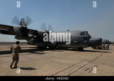 Le sergent de l'US Air Force. Joshua Fattorusso, 1e Escadron d'opérations spéciales l'arrimeur, communique avec les pilotes d'un MC-130H Combat Talon II à mesure qu'ils sont prêt à décoller dans le Territoire du Nord de l'Australie, le 14 juillet 2015. Talisman Saber offre la possibilité de mener des opérations combinées, le joint, et l'environnement inter-agences. Airman principal Stephen G. Eigel) Banque D'Images