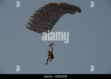 Membre du 320e escadron de tactiques spéciales parachutes d'un MC-130H lors de l'exercice Cobra Gold à Nam Phong, Thaïlande, le 12 février 2016. La Royal Thai Air Force et le 320th STS ont effectué plusieurs sauts pour renforcer l’engagement et les capacités opérationnelles conjointes dans la région. Banque D'Images
