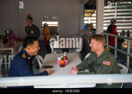 Royal Thai Air Force Le capitaine de groupe Tanaset Thamamnuaykij, 23e Escadre commandant le commandement de combat aérien, des entretiens avec le colonel de l'US Air Force William Freeman, 353e groupe d'opérations spéciales, commandant de l'exercice Gold Cobra et des plans pour de futurs exercices, à Udon Thani, Thaïlande, le 18 février 2016. Gold Cobra est un thaï-AMÉRICAIN co-parrainé l'exercice qui représente la longue amitié entre les peuples américains et thaïlandais. Airman principal Stephen G. Eigel) Banque D'Images