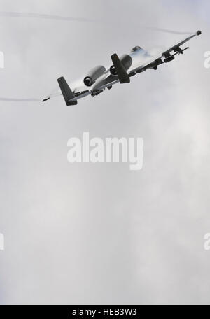 Une République Fairchild A-10 Thunderbolt II fait une banque, après un mitraillage exécuter en tant que soldats affectés à la 5e, 1e escadron du 1er régiment de cavalerie, Stryker Brigade Combat Team, de l'armée américaine de l'Alaska, et U.S. Air Force Air National Guard de la finale de l'attaque conjointe de formation des contrôleurs ensemble au Yukon, Alaska, zone d'entraînement pour parfaire l'interopérabilité interarmées et les capacités de soutien aérien rapproché dans un environnement de combat simulé le rythme des opérations au cours de l'exercice Red Flag Alaska 14-3, mercredi, 20 août 2014. La finale de l'attaque conjointe de déployer des contrôleurs avec les unités de l'Armée de terre, et porter à la lutte d'une capacité Banque D'Images