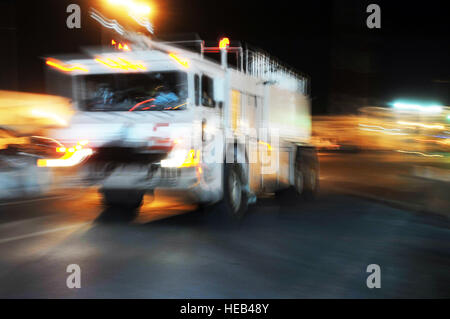 Un équipage de pompiers de la 380e Escadron de génie civil expéditionnaire répondre à une urgence dans leur camion pendant les opérations de nuit le 30 avril 2010, lors d'une base non divulgués en Asie du Sud-Ouest. Le 380e des CEE, dans le cadre de la 380e escadre expéditionnaire aérienne, prend en charge les opérations Iraqi Freedom et Enduring Freedom et le Combined Joint Task Force-Horn of Africa. (U.S. Air Force Photo/Master Sgt. Sturkol Scott T. Banque D'Images