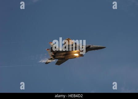 Une 391e Escadron de chasse F-15E Strike Eagle et fusées défensives pop s'arrête après une mission d'appui de l'air de montagne au cours de l'exercice 2013, au Roundup Saylor Creek secteur de bombardement à proximité de Mountain Air Force Base, Texas, le 16 octobre 2013. L'exercice fait partie de l'air allemande Armes de Chasse Tornado Mission Instructeur Phase Emploi. Les phases antérieures de la formation allemande sont réalisés à la base aérienne de Holloman, N.M., où des aviateurs allemands dépensent généralement trois ans en formation continue, l'exercice de leurs capacités avec des partenaires américains à des rafles de montagne. Le sergent-chef. Ke Banque D'Images