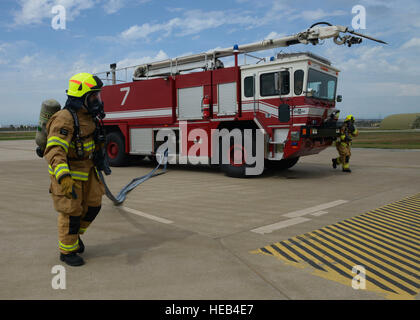 Les pompiers du 39e Escadron de génie civil répondre à une simulation d'incendie au cours d'un exercice à l'échelle de l'escadre Le 2 octobre 2015, à la base aérienne d'Incirlik, en Turquie. Les pompiers ont participé à l'exercice pour tester leur temps de réponse pour la ligne de vol et les procédures d'urgence pour la suppression d'un feu à l'intérieur d'un appareil de protection d'un abri. Krystal Ardrey Senior Airman Banque D'Images