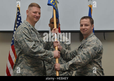 Le Lieutenant-colonel de l'US Air Force Kyle Wilson, 39e Escadron de soutien commandant sortant, abandonne pour U.S. Air Force Colonel James Zirkel, 39e commandant du groupe de sécurité du système d'armes, au cours d'une cérémonie de passation de commandement le 16 juin 2016, à la base aérienne d'Incirlik, en Turquie. Wilson a été chargé d'assurer la gestion de l'aérodrome, le contrôle du trafic aérien, les systèmes radar de l'aérodrome et de l'entretien, des armes et des tactiques, de l'intelligence et la météo l'appui aux forces interarmées et de coalition en Turquie, l'OTAN et à l'étranger opérations de contingence. John Senior Airman Nieves Camacho Banque D'Images