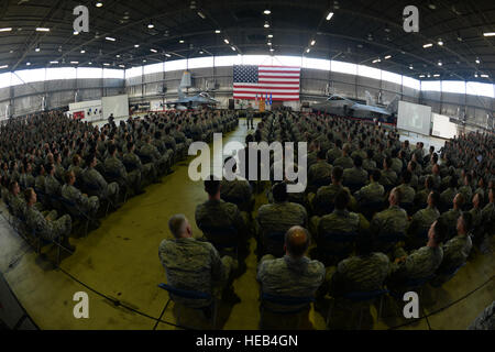 U.S. Air Force Le Général Timothy Ray, 3e et 17e de la Force aérienne La Force aérienne expéditionnaire Commandant, Centre, parle aux aviateurs pendant un appel sur un hangar à Spangdahlem Air Base, Allemagne, 3 septembre 2015. L'AF est troisième dans les Forces aériennes des États-Unis et l'Europe 17e pour l'accessibilité est de l'Afrique Les Forces aériennes de l'armée de l'air américaine pour numérotés en Europe et aux États-Unis pour l'Afrique. Troisième AF et 17e pour l'accessibilité des plans, se déploie, soutient et redéployer les forces de l'Armée de l'air qui appuient directement les commandants de combat pendant la guerre et d'opérations. Le s.. Joe W. McFadden Banque D'Images