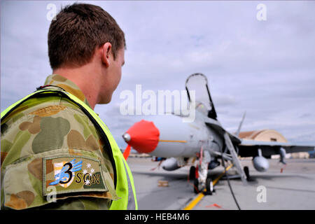 Un responsable de la Royal Australian Air Force surveille un raccordement à un générateur de F/A 18 Hornet Le 15 juillet 2011, Eielson Air Force Base, en Alaska. Drapeau rouge-Alaska 11-2 présente un flux régulier de missions pour les responsables de la RAAF à acquérir de l'expérience sur le F/A-18 Hornet et découvrez comment d'autres pays, effectuer l'entretien des avions et garder leur mission de combat à réaction capable au cours de l'exercice de deux semaines. RF-A Les participants reçoivent l'occasion d'apprendre l'un de l'autre et améliorer la performance globale des personnes et de l'équipement. /Le s.. Christopher Boitz) Banque D'Images