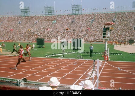 Le Sous-lieutenant de l'Armée de l'air Alonzo Babers, avant-plan, de l'US Air Force Academy, Colorado Springs, Colorado, participe au 400 mètres de voie et champ événement au Jeux Olympiques d'été de 1984. Il a terminé premier dans la première épreuve de l'événement. Banque D'Images