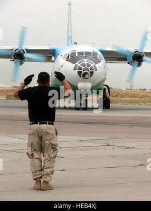 KARSHI KHANABAD-AIR BASE, Ouzbékistan -- Le s.. Sammy Ayala donne des directives à l'équipage d'un AN-12 de fabrication russe de cargo ici le 2 mai. C'est un aviateur alerte transitoire et KC-10 Extender chef d'équipage avec le 416e groupe expéditionnaire de la transitoire du vol d'alerte. Il est déployé à partir de Travis Air Force Base, Californie Tech. Le Sgt. Scott T. Sturkol) Banque D'Images