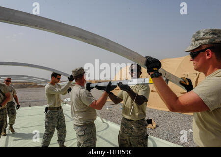 Les membres du 435e Escadron d'entraînement construction construire des structures pour les futures opérations de base le 15 septembre 2015, la base aérienne de Diyarbakir, Turquie. Le 435ème Groupe d'intervention d'urgence, stationnés à la base aérienne de Ramstein, en Allemagne, a récemment été déployée pour tamponner à l'appui de l'US Air Forces Central Command a mise en scène des avions et aviateurs à la base aérienne de Diyarbakir, dans le sud-est de la Turquie de renforcer les capacités de la Coalition à l'appui des opérations de récupération du personnel en Syrie et en Irak. La relation de l'USAF avec des alliés comme la Turquie est essentielle pour garantir la sécurité pour les États-Unis, l'OTAN et les partenaires régionaux. Banque D'Images