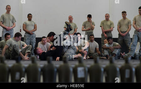 Le s.. Bryan Meraz, haut, 435e Escadron des Forces de sécurité, l'instructeur senior combatives et Master Sgt. Shane Spice, 435ème ESF préparation au combat au sol vol centre chef, démontrer des combats au sol se déplace aux étudiants pendant un cours de sécurité s'envoler le 14 avril 2015, à la base aérienne de Ramstein, en Allemagne. Les instructeurs enseignent à leurs élèves une variété de compétences pendant les 10 jours de cours avant le déploiement, y compris le combat corps à corps et de familiarisation des aéronefs. Airman Senior Damon Kasberg) Banque D'Images