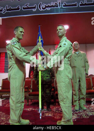 100505-F-5188L-00 KABOUL, Afghanistan -- le 438th escadron expéditionnaire de la Comité consultatif a tenu la longue tradition de la cérémonie de passation de commandement à l'Armée nationale afghane Air Corps centre de conférence de base le 5 mai 2010. Le commandant de l'escadron, le Lieutenant-colonel James Duban a quitté le commandement de commandant de groupe 438th Le colonel Kenneth Madura comme lieutenant-colonel Gregory Roberts a pris le commandement. ( Cap. Robert Leese/ ). Banque D'Images