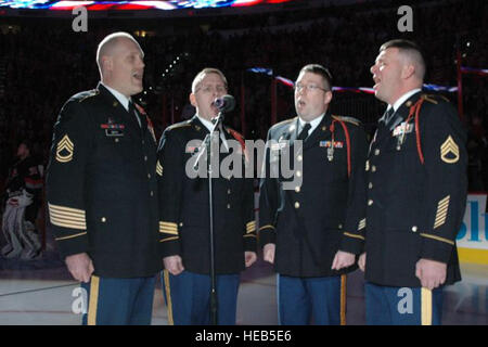 RALEIGH, N.C. - Un quatuor de Caroline du Nord à partir de la Garde nationale de l'armée le 440e groupe de l'Armée de chanter l'hymne national à la RBC Centre ici, le 25 février. L'hymne national fait partie de la Ligue nationale de hockey des Hurricanes de la Caroline de la soirée de reconnaissance. Il y avait aussi plusieurs des militaires s'affiche partout dans l'édifice allant de spécialités militaires d'organisations de soutien militaire. (U.S. Kyle Richardson de l'armée, la Garde nationale de Caroline du Nord Affaires publiques) Banque D'Images