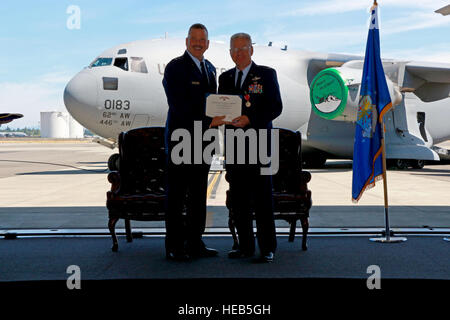 Le major-général Mark A. Kyle pins une médaille de la Légion du Mérite sur le colonel à la retraite Bruce Bowers, ancien commandant de la 746e Escadre de transport aérien, au cours de sa retraite au Hangar 9 Août 9, 2014 ici. Bowers a terminé sa carrière après avoir commandé la 746e AW pour trois ans et au service de son pays pour un total de 33 ans. De l'ingénierie à voler les avions, il avait 15 affectations et a effectué plus de 9 000 heures dans sept différents types d'aéronefs. Il prévoit maintenant de retour à la maison à la Caroline du Nord avec son épouse. (U.S. Air Force Senior Airman Robert McCullough) Banque D'Images