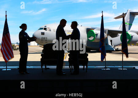 Le major-général Mark A. Kyle pins une médaille de la Légion du Mérite sur le colonel à la retraite Bruce Bowers, ancien commandant de la 746e Escadre de transport aérien, au cours de sa retraite au Hangar 9 Août 9, 2014 ici. Bowers a terminé sa carrière après avoir commandé la 746e AW pour trois ans et au service de son pays pour un total de 33 ans. De l'ingénierie à voler les avions, il avait 15 affectations et a effectué plus de 9 000 heures dans sept différents types d'aéronefs. Il prévoit maintenant de retour à la maison à la Caroline du Nord avec son épouse. (U.S. Air Force Senior Airman Robert McCullough) Banque D'Images