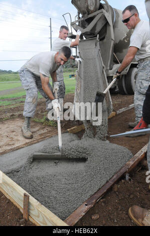 GUANTANAMO BAY, Cuba - membres de la 474th escadron expéditionnaire Ingénieur Civil construire une passerelle au Camp Buckley, le 21 octobre 2010. Le 474th est jointe à la 161e Escadre de ravitaillement en vol, Phoenix, Arizona) travailler ici à l'appui de la Force opérationnelle interarmées de Guantanamo. JTF Guantanamo fournit sûr, humain, juridique et transparent le soin et la garde des détenus, y compris ceux qui ont été condamnés par une commission militaire et ceux commandés libéré par un tribunal. La foi mène des activités de collecte, d'analyse et de diffusion pour la protection des détenus et du personnel travaillant dans la foi et dans les installations de Guantanamo s' Banque D'Images