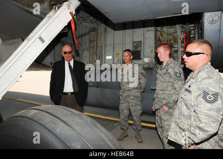 Melvin Cline, siège Air Force Office of Special Investigations directeur de la restructuration et de la fermeture de la base, à gauche, se rappelle au sujet du KC-135 Statotanker 62-3498 avec aviateurs du 22e Groupe d'entretien, le 23 mai 2012, McConnell Air Force Base, Kan. Cline revisité ce KC-135, désormais affecté à McConnell, à la fin de ses 47 ans de carrière qui a commencé lorsqu'il était chef d'équipe sur ce plan en 1965. Navigant de première classe Jose L. Leon) Banque D'Images