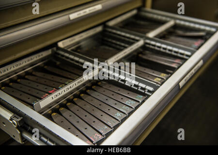 Magazines Beretta M9 sont organisés et stockés sur réception d'un policier hors-service à la 49e Escadron des Forces de sécurité à l'armurerie de la Base Aérienne de Holloman, N.M., le 2 avril 2015. SF armory sont chargés de l'armement SF membres pour leur quart de travail, s'assurer que leurs systèmes d'armes sont en bon état de fonctionnement et libre de tout défaut ou dysfonctionnement des pièces. L'Armory abrite plus de 900 pour les systèmes d'armes sur ou en dehors du service membres SF, Ingénieur Civil, personnel de bureau et les agents d'enquête spéciale des membres de la force aérienne allemande. Ils détiennent également les armes appartenant personnellement des personnes que l Banque D'Images