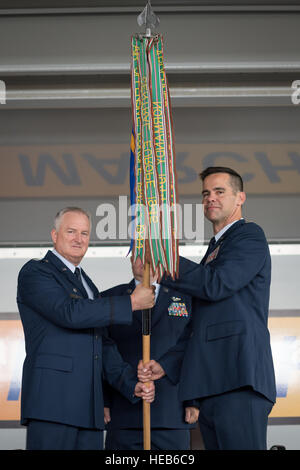 Le major Hamilton Underwood, 4e commandant de l'Escadron de Caméra de combat, les transferts de la commande d'administration 4 CTC au Colonel Timothy McCoy, 452d, commandant de l'Escadre Mars Air Reserve Base, en Californie, au cours de la cérémonie d'inactivation, le 11 juillet 2015. L'inactivation est une étape dans la rationalisation des forces militaires comme un petit groupe de membres de l'escadron de transition vers la mobilisation individuelle de renfort (IMA) pour devenir un associé actif attaché à l'unité 3e Escadron, Caméra de combat Joint Base San Antonio-Lackland, Texas. Le sergent-chef. John R. Nimmo, Sr. Banque D'Images