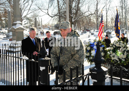 Le colonel John Higgins, commandant de la Garde nationale aérienne de New York's 107th Airlift Wing, placé la couronne au nom du Président Barack Obama au cimetière Forest Lawn à Buffalo, N.Y., le 9 janvier, 2014. (Air National Guard Photo/capitaine principal Sgt. Ray Lloyd) Banque D'Images