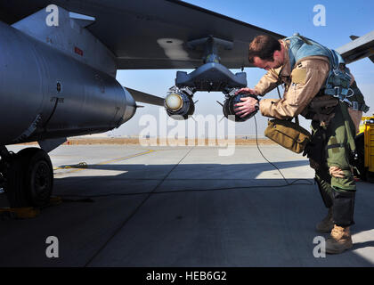 Le capitaine de l'US Air Force Shayne Carroll, 4e Escadron de chasse expéditionnaire pilote de F-16, inspecte un F-16 Fighting Falcon avant une mission le 9 janvier 2015 de l'air à Bagram, en Afghanistan. Le F-16 est un avion de combat multi-rôle qui fournit la supériorité aérienne permettant à la liberté de mouvement des troupes sur le terrain ainsi que l'appui aérien rapproché pour les militaires engagés dans le combat. Il offre un coût relativement faible et de haute performance du système d'armes nucléaires pour les États-Unis et les pays alliés. Le s.. Whitney Amstutz/libérés) Banque D'Images