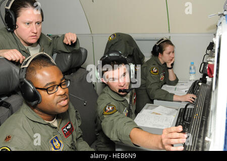 1er lieutenant Nathaniel Metcalf, à partir de la 964th Airborne Air Control Squadron, parle avec le Major Andrew Popoola, un réserviste de l'Airborne Air Control leur 970e Escadron, le 27 avril au cours d'une sortie à l'appui de Max Thunder 16. L'exercice annuel a touché près de 2 000 militaires américains et sud-coréens et personnel inclus F-16 Fighting Falcon, F-18 Hornet, EA-18G bourguignons et le dernier système aéroporté de détection et de contrôle, de modification des E-3G Sentinelle. Banque D'Images