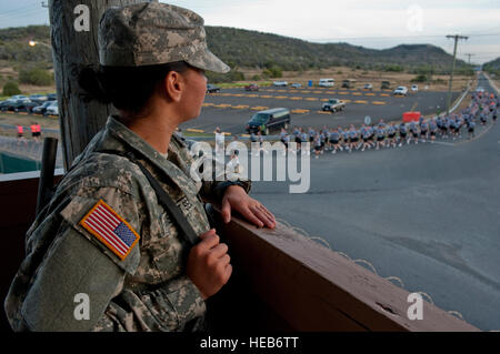 La FPC. Kelly Cardenas, avec la Garde nationale de Rhode Island Police Militaire 115e Co., montres à partir d'une tour d'observation au Camp Delta comme soldats avec le 525e Bataillon de la Police militaire participer à une formation au Groupe de travail conjoint Guantanamo, le 7 juillet. Le 525e et la 115e Bataillon MP MP Co. chaque fournit une partie de la force de garde la foi à Guantanamo. JTF Guantanamo fournit sûr, humain, juridique et transparent le soin et la garde des détenus, y compris ceux qui ont été condamnés par une commission militaire et ceux commandés libéré par un tribunal. La foi mène des activités de collecte, d'analyse et d Banque D'Images