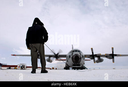 071126-F-2034C-046 Master Chef Sgt. Bill Nolin effectue des vérifications avant vol sur une CL-130 Hercules le 26 novembre 2007 à l'assemblée annuelle de la piste de glace de mer près de la station McMurdo, en Antarctique au cours de l'opération Deep Freeze. Skis LC-130s, des équipages et du personnel de soutien de la New York Air National Guard's 109th Airlift Wing appuient la 13e Air Force-a conduit les forces de soutien de la Force opérationnelle interarmées de l'Antarctique, l'opération Deep Freeze. L'opération Deep Freeze est une commune et unique mission de la force totale qui a soutenu par la National Science Foundation des États-Unis et le programme de l'Antarctique qui a commencé en 1955. Tech. Le Sgt. Shane A. Cu Banque D'Images