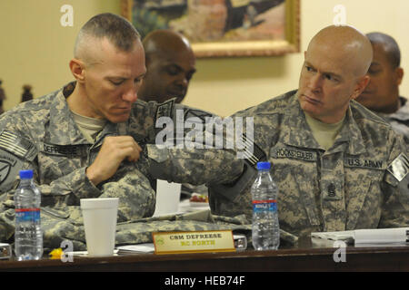 BAGRAM, Afghanistan (fév. 14, 2011) - U.S. Army Command Sgt. Le major Dennis Defreese, premier chef, régional Command-North enrôlé, tests sur les boutons de la chemise de l'Armée de nouveaux uniformes de combat au cours de la Sergent-major de commandement, de soutien et de l'équipement de conférence à l'aérodrome de Bagram, en Afghanistan, du 14 au 18 février. L'sleeve boutons ont été placés sur l'intérieur de l'uniforme pour prévenir les boutons d'être accroché pendant le combat. Plus de 55 sergents-Commande de matériel de l'armée américaine, la commande de l'Armée, le Commandement central américain et unités de combat autour de l'Afghanistan a participé à la Banque D'Images