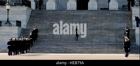 Le Service commun des marches de la garde d'Honneur jusqu'U.S. Capitol escaliers pour attendre le président Barack Obama après la cérémonie d'assermentation, le 21 janvier 2013. Plus de 5 000 membres du service de toutes les cinq branches de l'armée a travaillé avec la Force opérationnelle - Région de la Capitale nationale à Washington, D.C., à l'appui de la 57e Cérémonie d'investiture. Le s.. Wesley Farnsworth) Banque D'Images