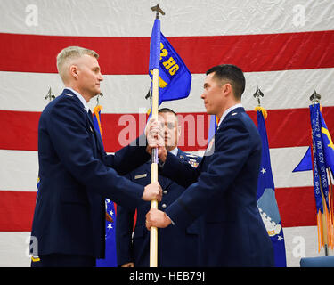 Le colonel Dave Smith, commandant du Groupe d'hélicoptères 582e, les mains le guidon de la nouvelle 582e Escadron de soutien au lieutenant-colonel James Blanchard lors de la prise de commandement de l'escadron le 27 mars 2015, cérémonie, sur F.E. Warren Air Force Base, Wyo. détachements des 582e OSS sera établi sur les trois bases de missiles dans le cadre de 20e à l'entretien et de l'assistance pour les escadrons. R.J. Oriez Banque D'Images