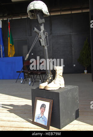 CAMP BUCCA, l'IRAQ -- un mémorial dédié à un membre de la 1re classe Elizabeth Jacobson s'affiche pendant la cérémonie d'inactivation de l'expéditionnaire 586th escadron des Forces de sécurité sur le 22 décembre. Au cours de son mandat, la 586th SESF fournis détenu et les opérations de base d'opération avancée de la défense, et a mené des opérations de sécurité, tout en assurant la sécurité des convois pendant près de quatre ans. Les différentes séries de la 586th mission SESF seront désormais traitées par le 887e SESF et Ougandais militaires. Airman Jacobson a été tué en action lorsque son véhicule a été touché par un engin explosif improvisé lors Banque D'Images