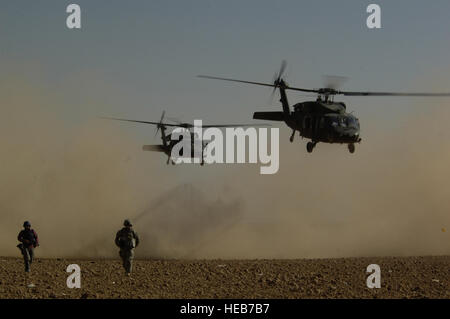 Blackhawks de l'armée américaine décoller d'un champ en Multaka, l'Iraq après avoir déposé le document à l'intention du personnel des médias d'un match de football entre des soldats américains, 1er Bataillon-87e Régiment d'infanterie, 10e division de montagne, Fort Drum, NY, et Fils de l'Iraq (Abna al-Iraq), au terrain de soccer Multaka, le 19 juin 2008. Le s.. I. Ave Pele-Sizelove Banque D'Images