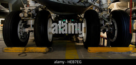 Un membre de la 1re classe John Thompson, 5e Escadron de maintenance des aéronefs de la charge d'armes, membre de l'équipage se prépare à charger une AGA 86B-air missile de croisière lancé trainer dans un B-52H Stratofortress à Minot Air Force Base, N.D., 14 janvier 2014. Dans le cadre d'Air Force Global Strike Command, chargez les équipes travaillent sans relâche pour préserver notre sécurité de la nation en fournissant des forces prêtes au combat pour la dissuasion nucléaire et d'opérations à l'échelle mondiale. Airman Senior Bretagne Y. Auld) Banque D'Images