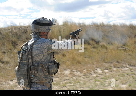 Le s.. Rodrique Welton, 5e Escadron des Forces de sécurité Global Strike membre de l'équipe de défi, les incendies un pistolet M9 pendant le tournage du concours au Camp Guernesey, Wyo., 23 septembre 2014. Au cours de la cuisson, l'équipe s'attaqueront à des champs de tir pour la carabine M4, M9, pistolet lance-grenades M203 et M240 machine gun. Stephanie Morris Senior Airman) Banque D'Images