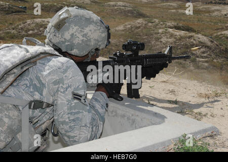 Un membre de la 1re classe Michael Clayton, 5e Escadron des Forces de sécurité Global Strike membre de l'équipe de défi, les incendies son fusil M4 au pop-up objectifs au cours de la partie du concours de tir au Camp Guernesey, Wyo., 23 septembre 2014. Au cours de la cuisson, Clayton et ses coéquipiers s'attaqueront à des champs de tir pour la carabine M4, M9, pistolet lance-grenades M203 et M240 machine gun. Stephanie Morris Senior Airman) Banque D'Images