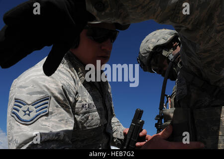 Un membre de la 1re classe Michael Clayton, 5e Escadron des Forces de sécurité Global Strike, membre de l'équipe défi a ses magazines inspectés pour s'assurer qu'ils sont vides après la fusillade du concours au Camp Guernesey, Wyo., 23 septembre 2014. Au cours de la cuisson, Clayton et ses coéquipiers s'attaqueront à des champs de tir pour la carabine M4, M9, pistolet lance-grenades M203 et M240 machine gun. Stephanie Morris Senior Airman) Banque D'Images