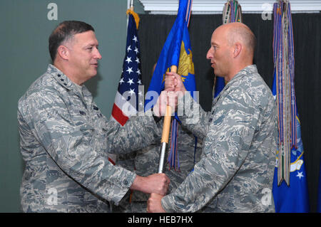 SHAW AIR FORCE BASE, L.C. -- Le Général Gary North, 9e Air Force et l'United States Air Forces Central Commandant, passe le commandement de la 609e Escadron des communications de l'Air au colonel Harry Blanke III au cours d'une cérémonie de passation de commandement le 11 juin dans le ciel de Caroline Club. Le Colonel Blanke a pris le commandement de l'escadron du Colonel Anthony Faughn. (Photo/Navigant de première classe Matthew Davis) Banque D'Images