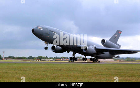 ROYAL AIR FORCE MIDENHALL, Angleterre -- UN KC-10 Extender de Travis Air Force Base, en Californie, prend son envol sur une mission. La 100e Escadre de ravitaillement en vol ici offre un soutien opérationnel et la base sert de point de transit pour le personnel, d'aéronefs et d'équipements destinés à l'Europe, d'Afrique et d'Asie du Sud-Ouest. Navigant de première classe Meghan Geis) Banque D'Images