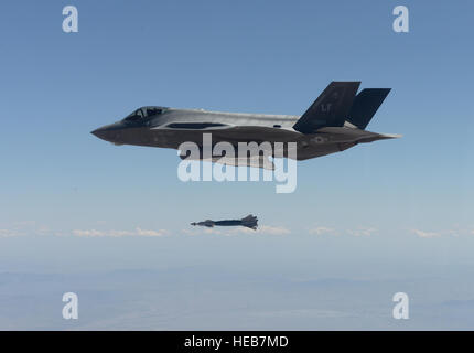 Un F-35 Lightning II à partir de la 61e Escadron de chasse déploie une GBU-12 500 livres bombe guidée laser- pour la première fois dans l'histoire de l'escadron le 25 avril 2016, à l'Barry M. Goldwater Range dans Gila Bend, en Arizona trois F-35 livré avec succès six GBU-12 inerte pendant la pratique, rendant la sortie 61E FS le deuxième escadron à Luke Air Force Base à larguer des bombes à partir du F-35. Navigant de première classe Ridge Shan) Banque D'Images