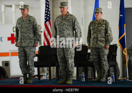 De gauche, U.S. Air Force, le général de H.D. Polumbo, 9e commandant de la Force aérienne, le Colonel John Allen, 633e Escadre de la base aérienne et le colonel commandant sortant Caroline Miller, 633e ABW nouveau commandant, au garde à vous au cours de la cérémonie de passation de commandement de l'escadre à Langley Air Force Base, en Virginie, le 13 juillet 2015. Après avoir servi comme commandant pour les deux dernières années, Allen va continuer à servir de liaison de l'Armée de l'air au Sénat des États-Unis. Le s.. Ciara Gosier Banque D'Images