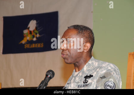 Général de l'armée américaine 'Kip' Ward, commandant de l'US Africa Command a été l'orateur principal à la mer Bee Ball, célébrant le 67e anniversaire de la formation de la Marine Construction Battalion (Mer d'abeilles), au Camp Lemonier, à Djibouti, le 9 mars 2009. Le service des membres de la Force opérationnelle interarmées, Corne de l'Afrique, à Djibouti, en quartiers tête emploient une méthode indirecte pour lutter contre l'extrémisme violent. Grâce à une stratégie de prévention des conflits coopérative, le groupe de travail contribue à renforcer les capacités internes des pays à risque de prévaloir contre les extrémistes d'exploiter l'instabilité. ( Le sergent Joe Technique Banque D'Images