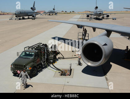 Le 749e Escadron de maintenance des aéronefs prépare le KC-10 Extender pour décoller le 11 juillet 2016 par Travis Air Force Base, en Californie. Un équipage de 70 membres de l'Escadron de ravitaillement en vol a quitté Travis Air Force Base en route pour Royal Air Force Base à Fairford Gloucestershire, en Angleterre. Le but du voyage est de faire le plein de F-35A Lightning II que les chasseurs sont de retour aux États-Unis après avoir participé au spectacle aérien le plus important au monde. (U.S. s par le s.. Robert Brown) Banque D'Images