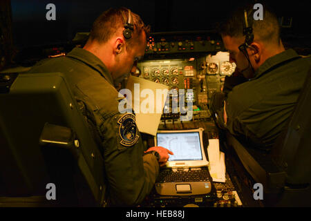 Premier Lieutenant Justin Greenway et slt Chris Riessen, 70e Escadron de ravitaillement en vol des pilotes, revoir le plan de vol comme ils l'essai d'un KC-10 Extender tous les soirs à partir de Travis Air Force Base, en Californie à RAF Fairford, Angleterre 11 et 12 juillet 2016. Le but du voyage est de faire le plein de F-35A Lightning II que les chasseurs sont de retour aux États-Unis après avoir participé au spectacle aérien le plus important au monde. (U.S. s par le s.. Robert Brown) Banque D'Images